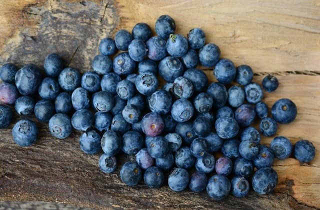 Frutas color azul