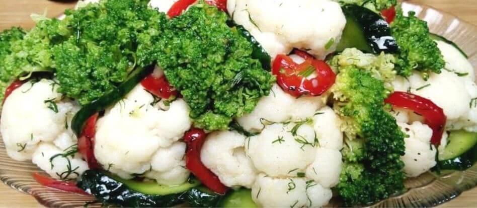 Ensalada de frutas y verduras blancas